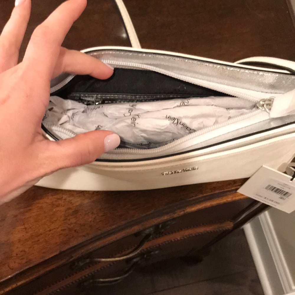 *SOLD* NWT Calvin Klein Medium Crossbody - Picture 5 of 7